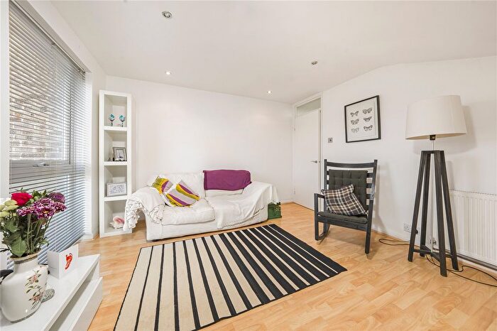 1 Bedroom Flat For Sale In Anlaby Road, Teddington, TW11