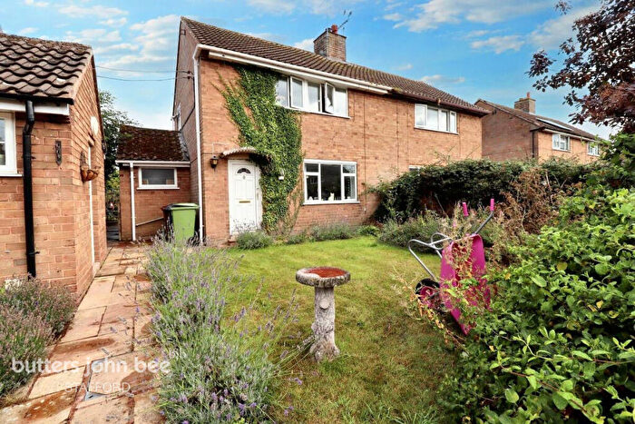 3 Bedroom Semi-Detached House For Sale In Bramall Close, Stafford, ST18