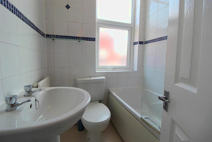 3 Bedroom Flat To Rent In Glebe Avenue, Burley, LS5
