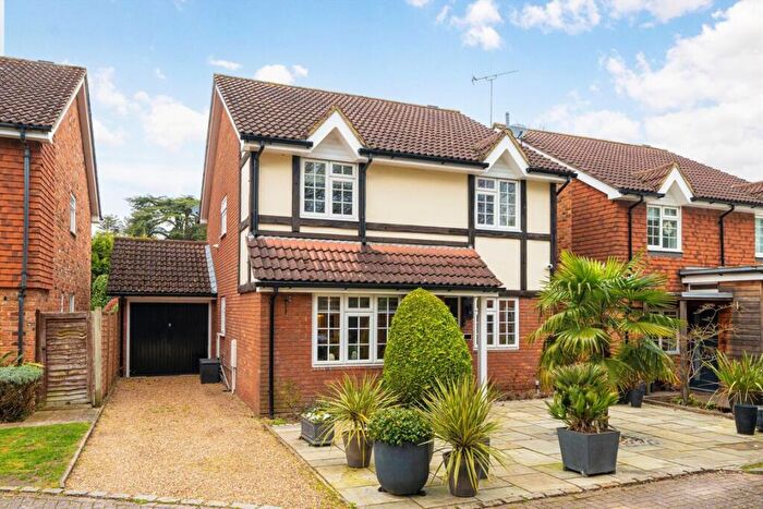 4 Bedroom Detached House For Sale In Village Close, Weybridge, KT13