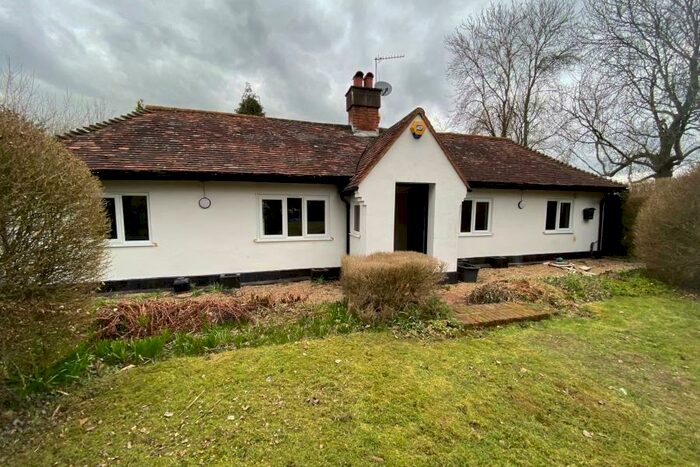 4 Bedroom Bungalow To Rent In Chertsey, KT16