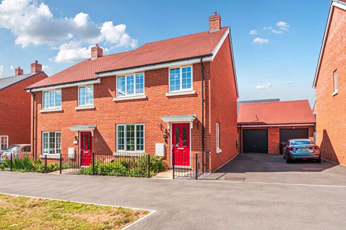 4 Bedroom Semi-Detached House To Rent In Berryfields, Aylesbury, HP18