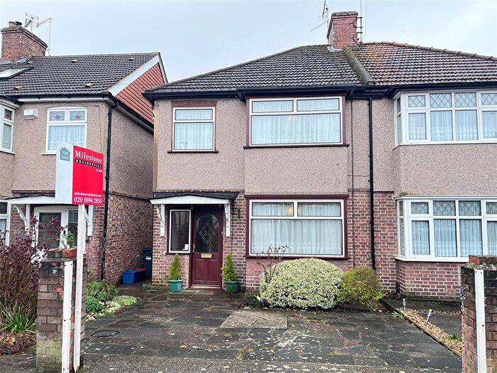 3 Bedroom Semi Detached House For Sale In Kneller Gardens, Isleworth, TW7