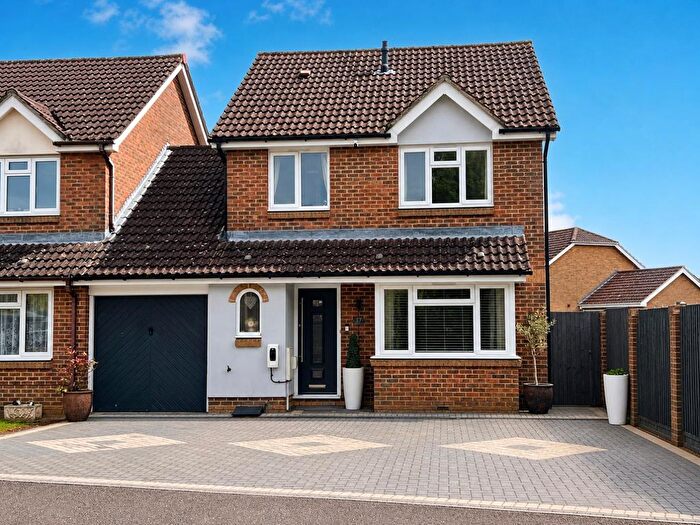 3 Bedroom Link Detached House For Sale In Bluebell Close, Park Farm, TN23