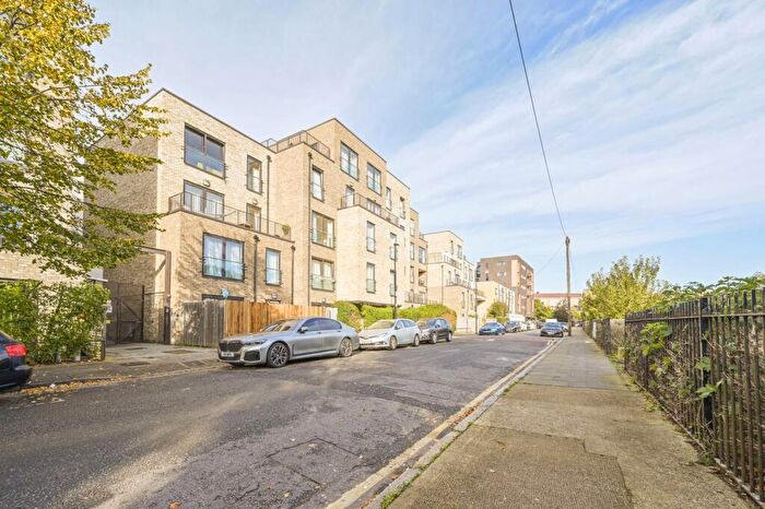 3 Bedroom Flat For Sale In Axio Way, Bow, London, E3