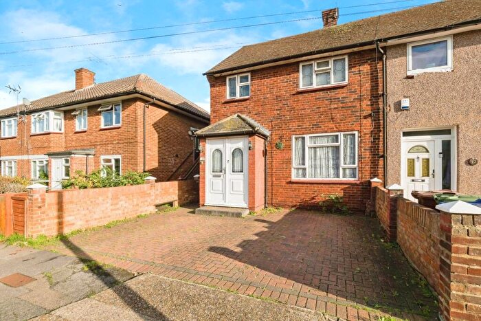 3 Bedroom End Of Terrace House For Sale In Alwen Grove, South Ockendon, Essex, RM15