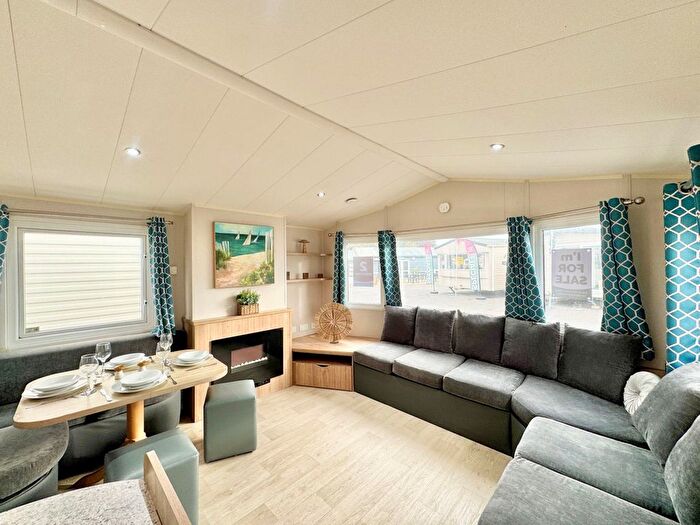 2 Bedroom Mobile/park Home For Sale In Colchester Road, St. Osyth, Clacton-On-Sea, CO16