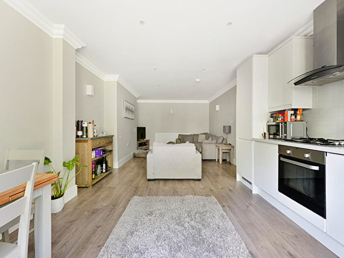 3 Bedroom Apartment To Rent In The Gardens, East Dulwich London, SE22
