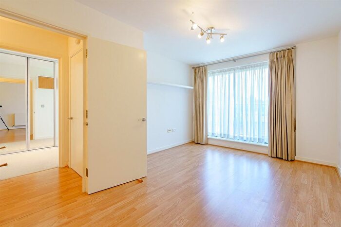 1 Bedroom Flat For Sale In Douglas Path, London, E14