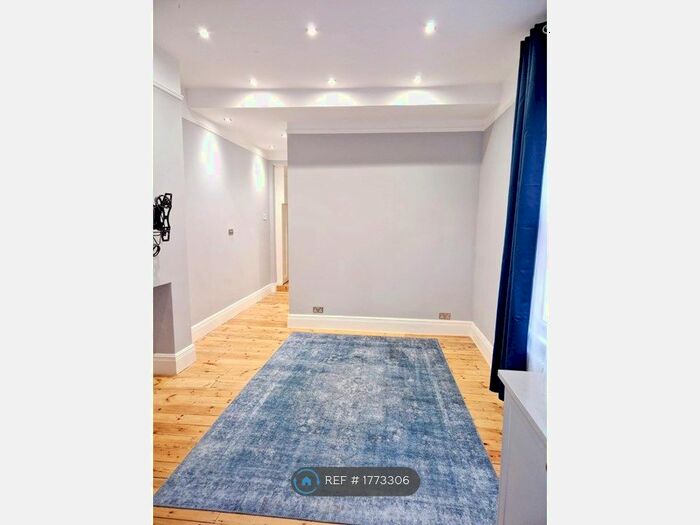 2 Bedroom Flat To Rent In Shamrock Street, London, SW4