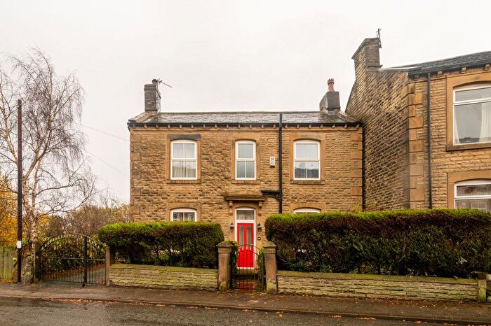 3 Bedroom Detached House For Sale In Whitehall Road, Drighlington, BD11