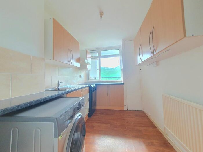 3 Bedroom Flat To Rent In Old Market Square, Shoreditch, London, E2