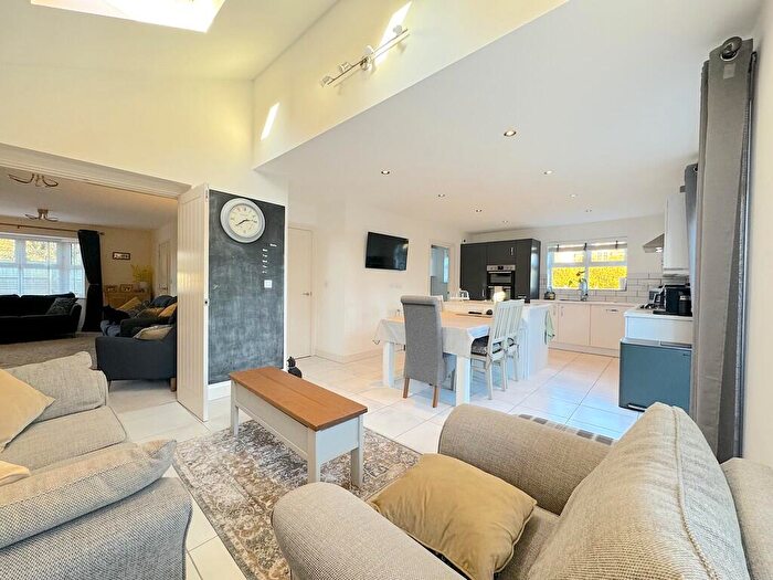 5 Bedroom Detached House For Sale In Elborow Way, Cawston, Rugby, CV22