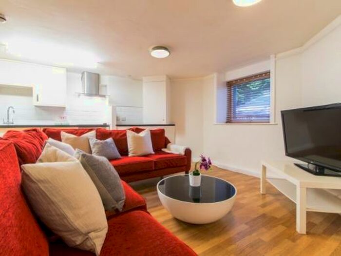 6 Bedroom Flat To Rent In Ladybarn Road, Manchester, M14