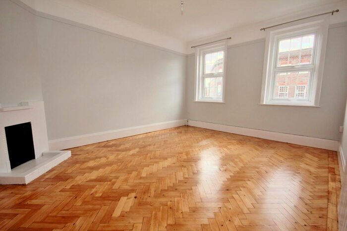 2 Bedroom Flat To Rent In South Road, Haywards Heath, West Sussex RH16