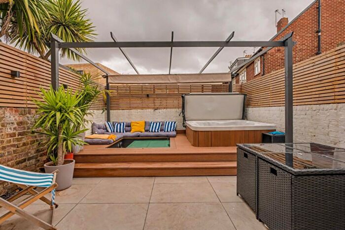 2 Bedroom Flat For Sale In Compton Road, Kensal Green, London, NW10