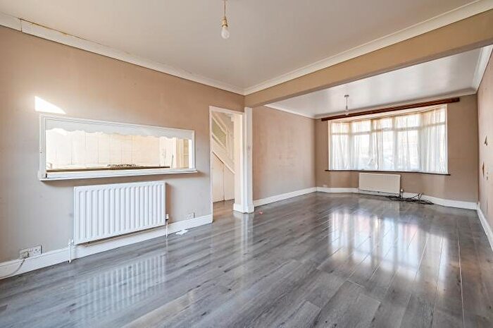 3 Bedroom Terraced House For Sale In Stirling Road, London, E17