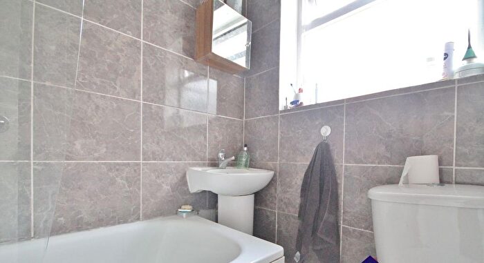 2 Bedroom Flat To Rent In Beresford Road, Haringey, London, N8