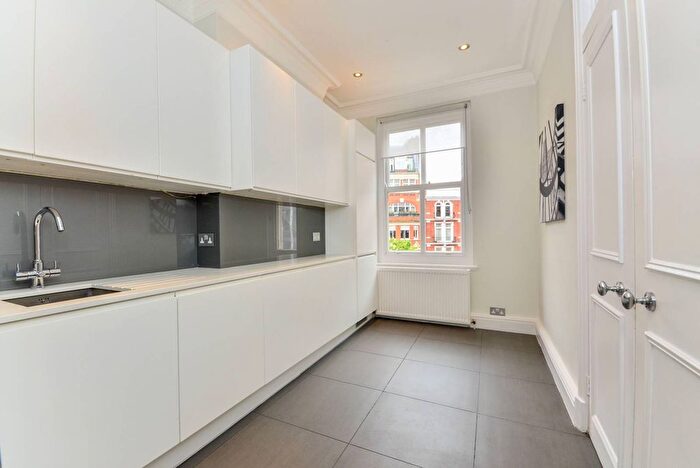 2 Bedroom Flat To Rent In Kensington Court, Kensington, London, W8