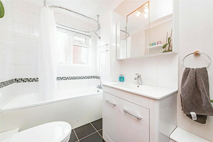 3 Bedroom Bungalow For Sale In Sheppard Road, Basingstoke, Hampshire, RG21
