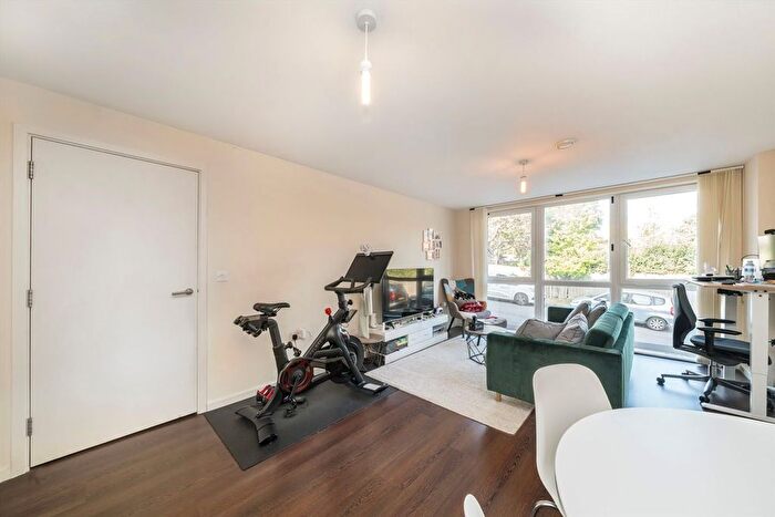 2 Bedroom Flat To Rent In Lankaster Gardens, London, N2