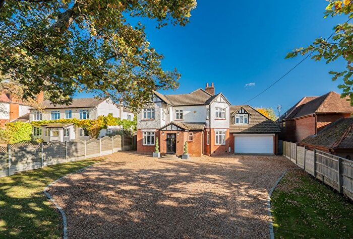 4 Bedroom Detached House For Sale In Newport Road, Woburn Sands, Milton Keynes, MK17