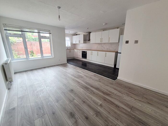 3 Bedroom Terraced House To Rent In Gordon Road, Basildon, SS14