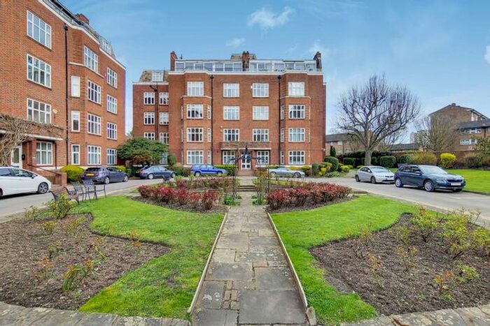 3 Bedroom Flat To Rent In Putney Hill, Putney, London, SW15