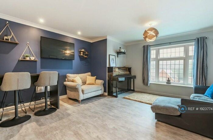 2 Bedroom Flat To Rent In London Road, Camberley, GU15