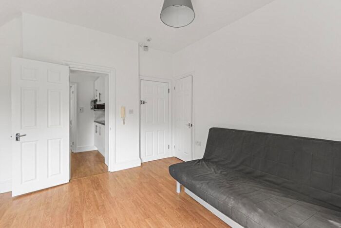 Flat To Rent In Tetherdown, London, N10