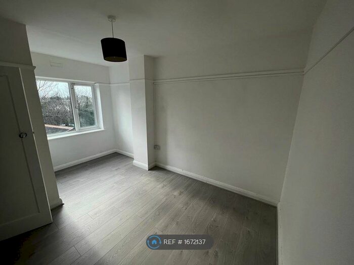 2 Bedroom Flat To Rent In Brighton Road, Burgh Heath, Tadworth, KT20