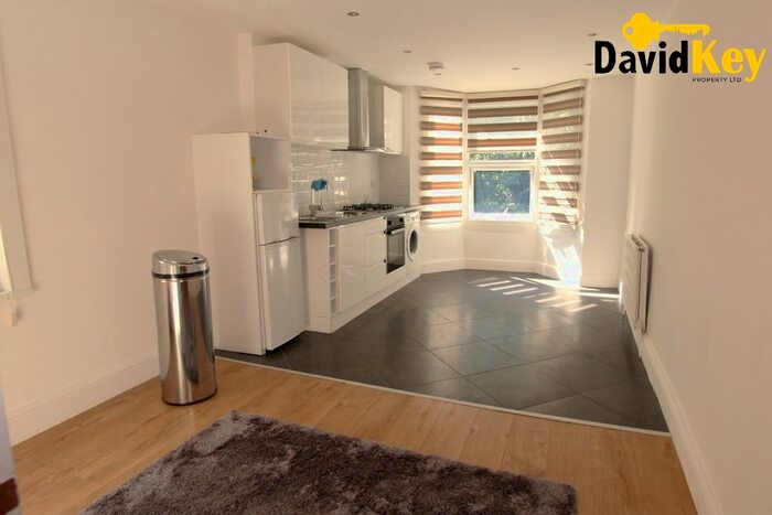 4 Bedroom Flat To Rent In Wightman Road, London, N8
