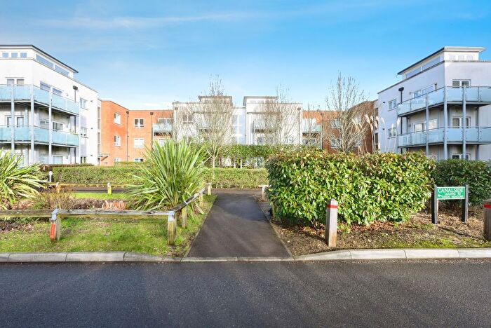 1 Bedroom Flat For Sale In Canalside, Redhill, Surrey, RH1