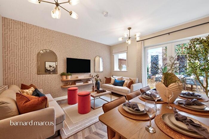 4 Bedroom Flat For Sale In High Road, Finchley, London, N12