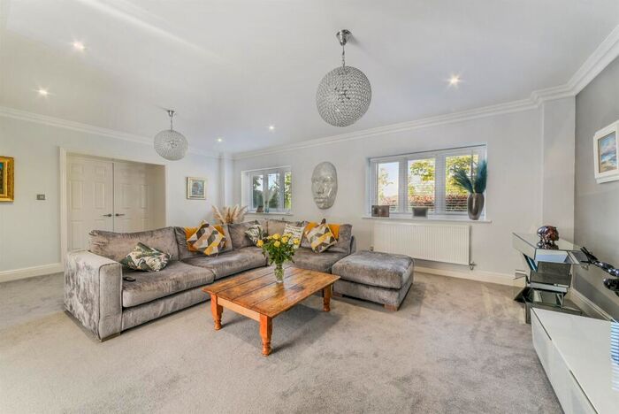 4 Bedroom Detached House For Sale In Pilgrims Way, South Croydon, CR2