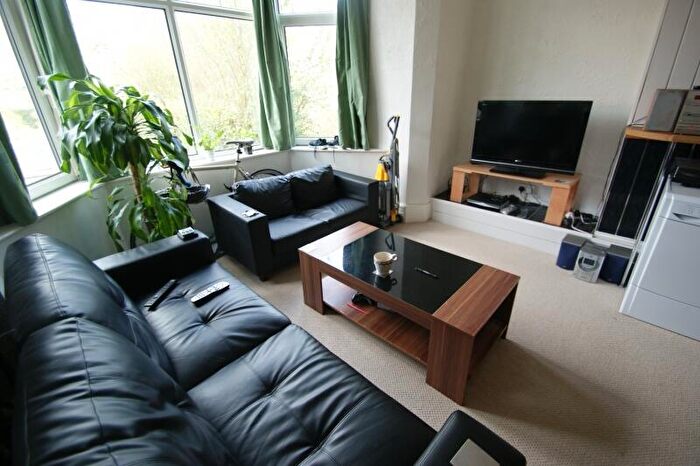3 Bedroom Flat To Rent In Otley Road, Headingley, Leeds, LS16