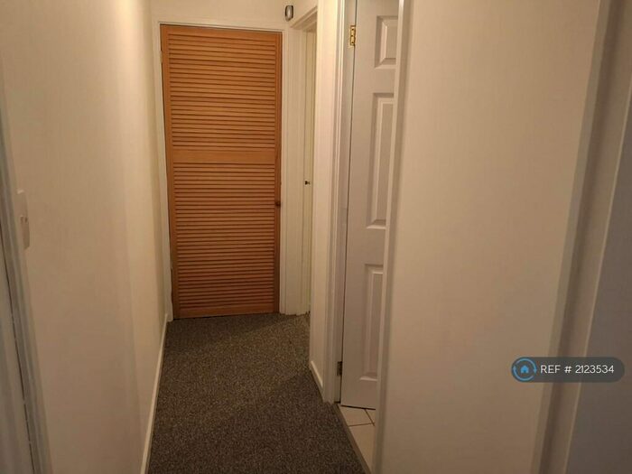 1 Bedroom Flat To Rent In Delaporte Close, Epsom, KT17