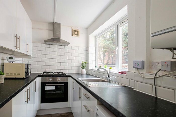 4 Bedroom Semi Detached House To Rent In Forest Grove, NG1