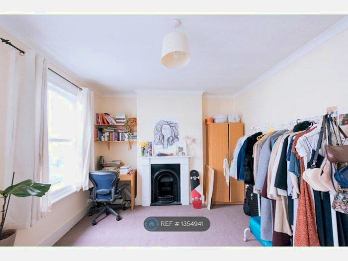 5 Bedroom Semi-Detached House To Rent In Hollydale Road, London, SE15