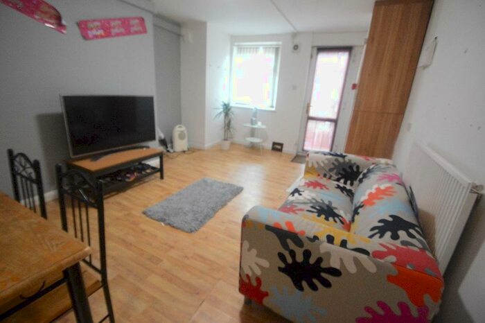 3 Bedroom Flat To Rent In Wrangthorn Place, Leeds, West Yorkshire, LS6