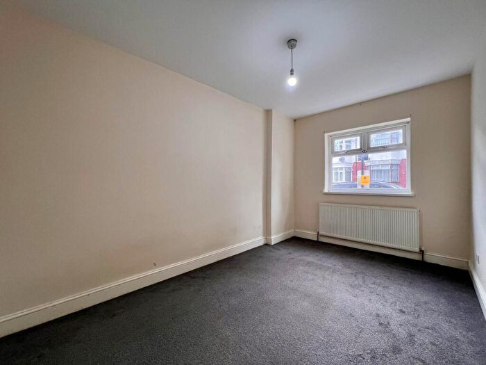 2 Bedroom Flat To Rent In Dersingham Avenue, Manor Park, E12