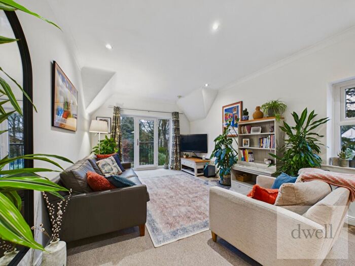 2 Bedroom Apartment For Sale In Greystones Court, Leeds, LS8