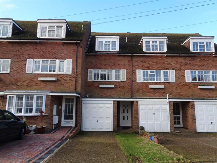3 Bedroom Town House To Rent In Richmond Road, Seaford, BN25
