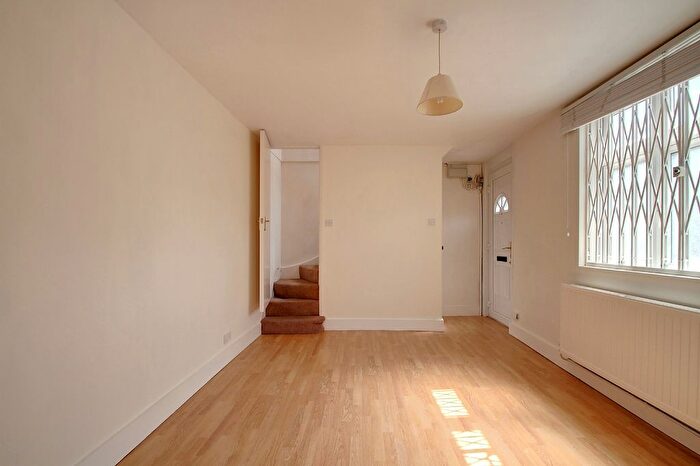 1 Bedroom Flat To Rent In Mulkern Road, Archway, London, N19