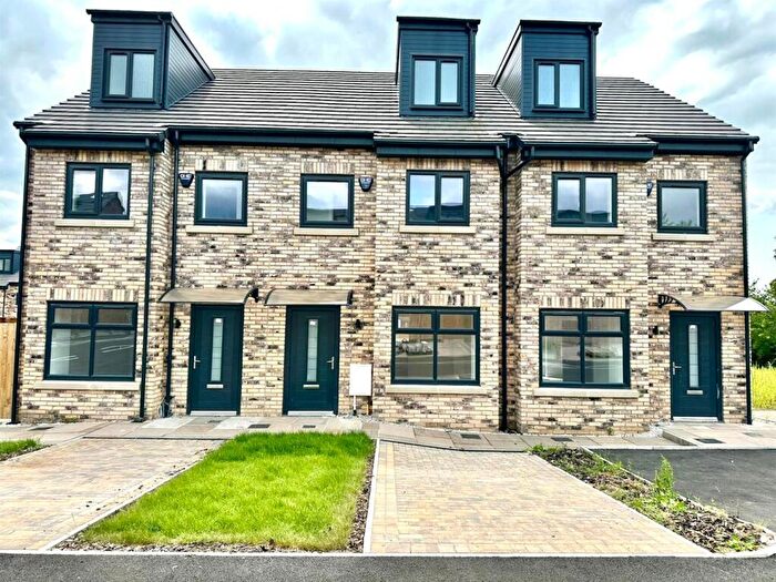 3 Bedroom Town House To Rent In Hadfield Street, Oldham, OL8