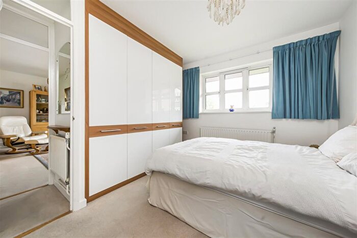 2 Bedroom Flat For Sale In Walpole Road, Teddington, TW11