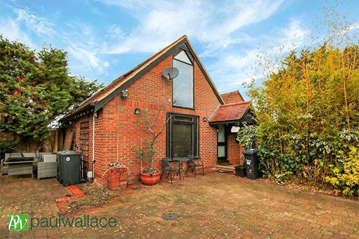 1 Bedroom Detached House For Sale In Crossbrook Street, Cheshunt, EN8