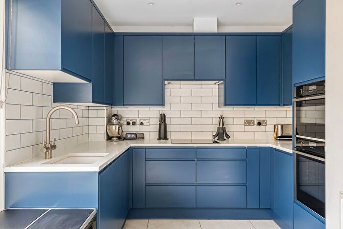 4 Bedroom Detached House For Sale In Farnsworth Drive, Edgware, HA8
