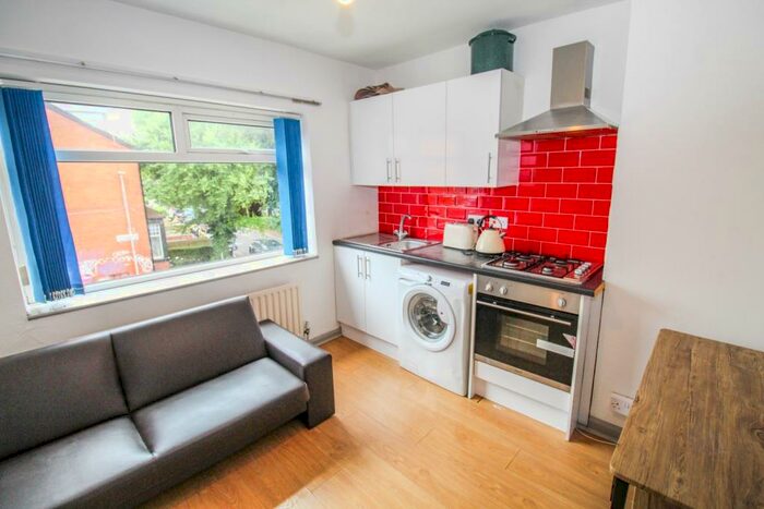 2 Bedroom Flat To Rent In Canterbury Drive, Leeds, LS6