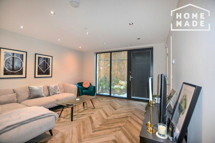 2 Bedroom Flat To Rent In Battersea Park Road, Battersea, SW8